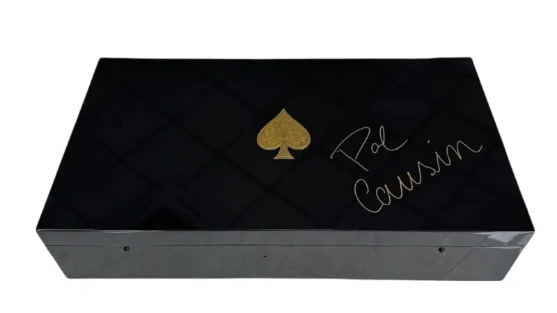 Mirror-finished piano lacquer wine box reflecting light